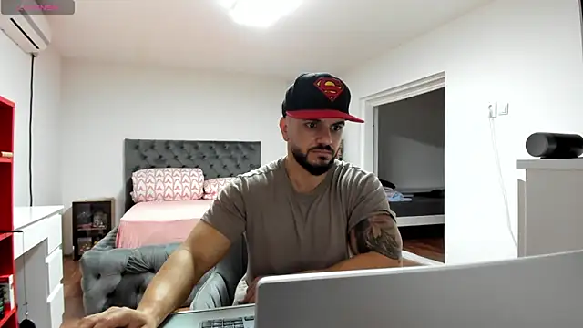 supermanboy94 online show from 11-11-25, 07:03