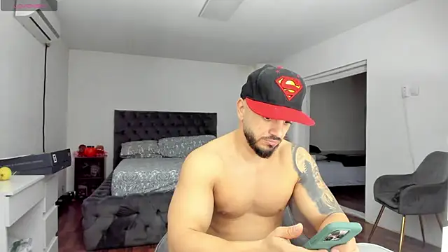 supermanboy94 online show from 11-28-25, 06:57