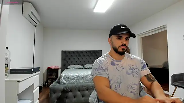 supermanboy94 online show from 11-24-25, 06:35