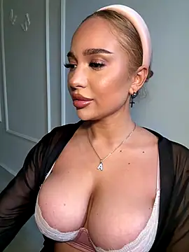 Snapshot of CardiSweetBaby chatting on 09-19-25, 03:27 CardiSweetBaby online show from 09-19-25, 03:27