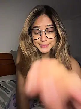 SaraParisi online show from 10-31-25, 03:58