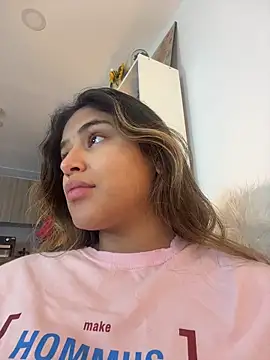 Snapshot of SaraParisi chatting on 03-01-26, 11:49 SaraParisi online show from 03-01-26, 11:49