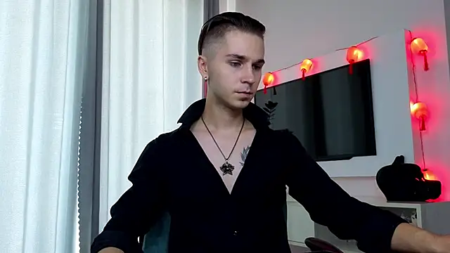 Joseph  Quinn online show from 04-11-26, 07:45