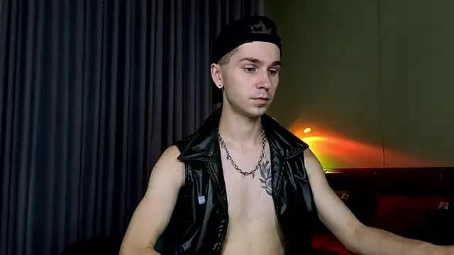 Joseph  Quinn online show from 03-16-26, 05:44