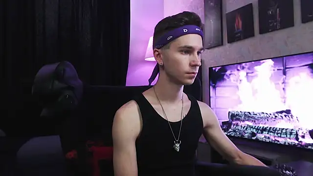 Joseph  Quinn online show from 09-15-25, 08:37