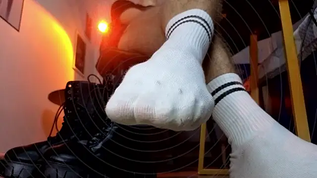 Joseph  Quinn online show from 01-09-26, 01:40