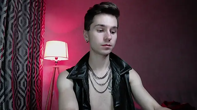 Joseph  Quinn online show from 10-06-25, 12:28