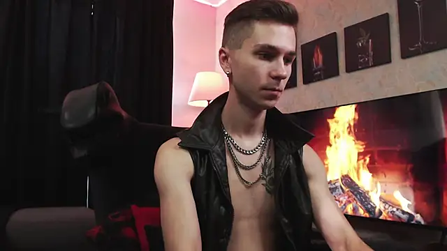 Joseph  Quinn online show from 09-10-25, 08:24