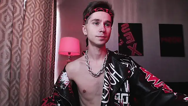 Joseph  Quinn online show from 10-24-25, 03:49