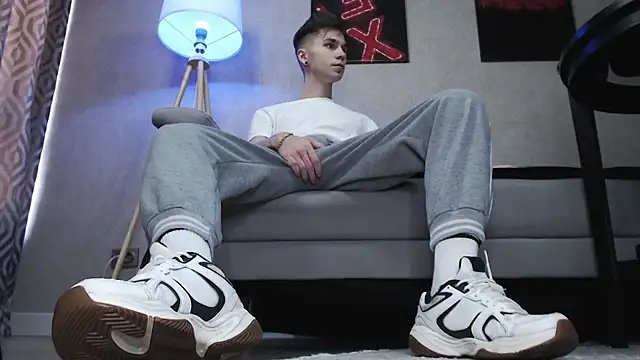 Joseph  Quinn online show from 11-12-25, 05:22