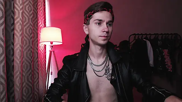 Joseph  Quinn online show from 10-10-25, 05:41