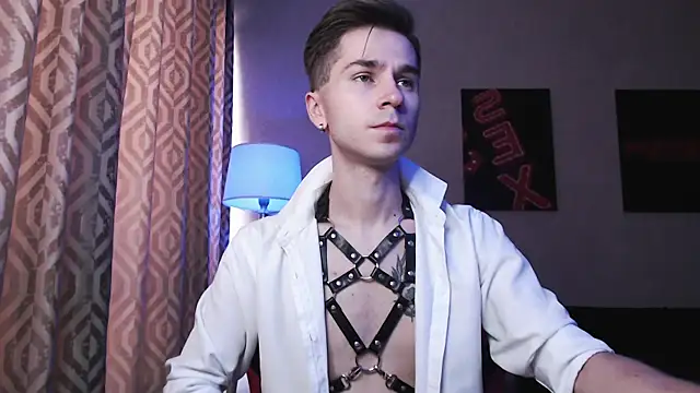 Joseph  Quinn online show from 10-22-25, 04:01