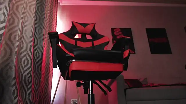 Joseph  Quinn online show from 10-31-25, 05:04