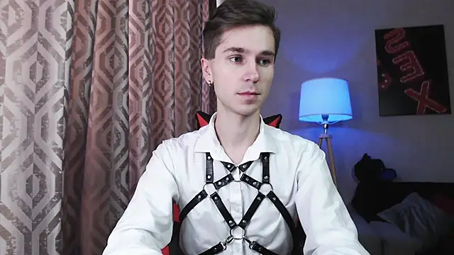 Joseph  Quinn online show from 11-07-25, 05:34