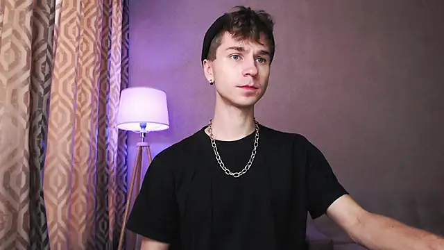 Joseph  Quinn online show from 10-08-25, 04:03