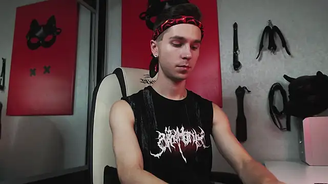 Joseph  Quinn online show from 09-19-25, 08:51