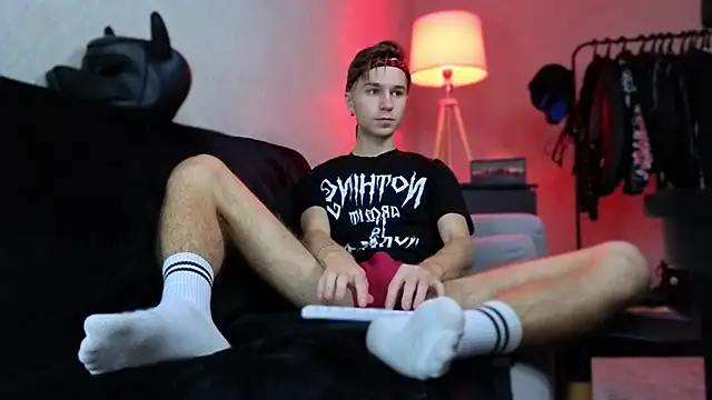 Joseph  Quinn online show from 12-03-25, 05:41