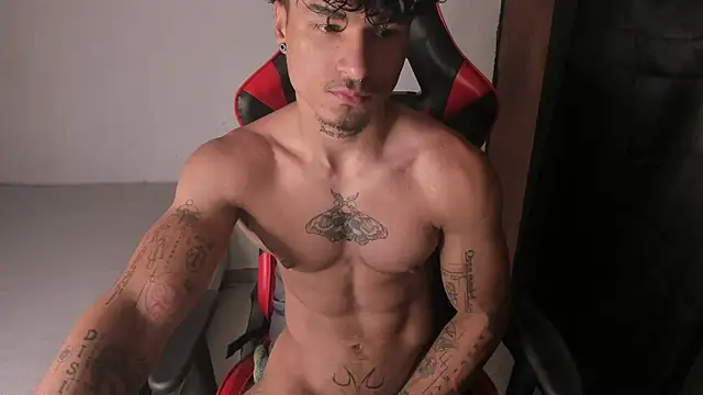 Snapshot of Thomas_Fit1 chatting on 05-24-26, 04:12 Thomas Fit1 online show from 05-24-26, 04:12