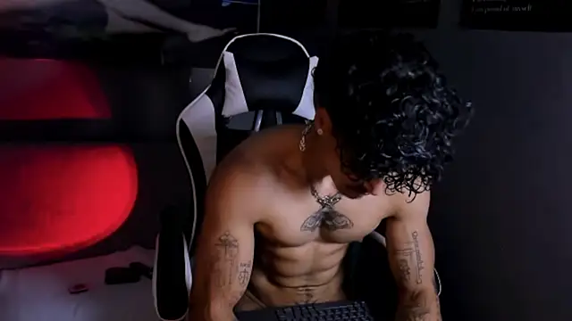 Snapshot of Thomas_Fit1 chatting on 04-18-26, 05:54 Thomas Fit1 online show from 04-18-26, 05:54