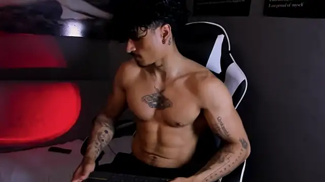 Snapshot of Thomas_Fit1 chatting on 04-20-26, 07:37 Thomas Fit1 online show from 04-20-26, 07:37