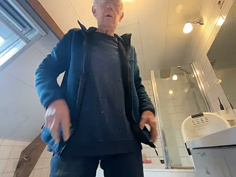 Snapshot of martxxxxx chatting on 11-13-25, 11:36 martxxxxx online show from 11-13-25, 11:36