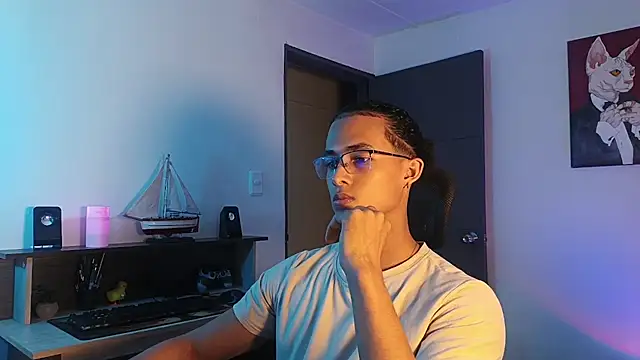 Snapshot of alejo_x3 chatting on 10-28-25, 12:44 alejo x3 online show from 10-28-25, 12:44