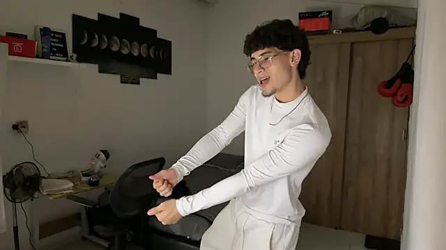 Kisan Smith online show from 11-21-25, 01:37