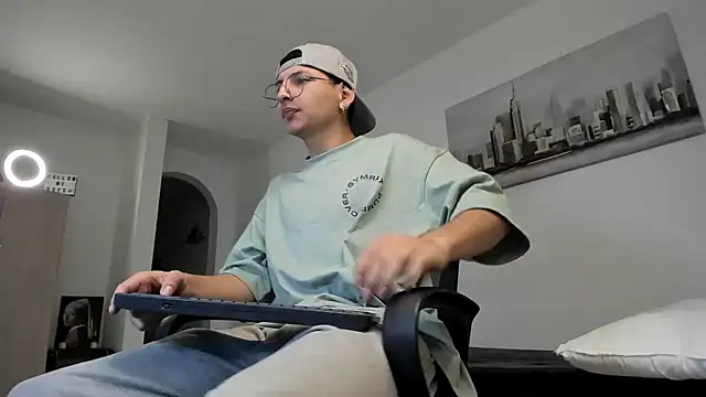 a lejandro 0 8 online show from 03-11-25, 06:19