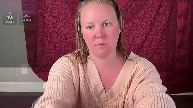 Snapshot of GlitterKitty108 chatting on 10-24-25, 12:59 GlitterKitty108 online show from 10-24-25, 12:59