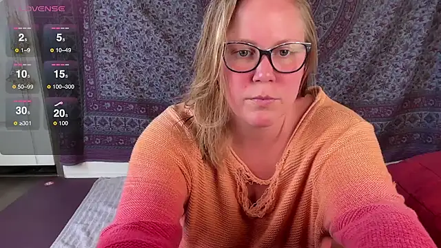 Snapshot of GlitterKitty108 chatting on 10-07-25, 01:23 GlitterKitty108 online show from 10-07-25, 01:23