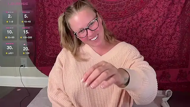 Snapshot of GlitterKitty108 chatting on 10-25-25, 01:23 GlitterKitty108 online show from 10-25-25, 01:23