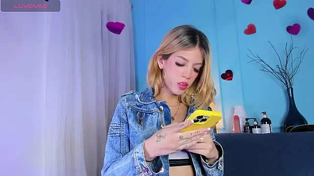 Snapshot of Courtney_gonet chatting on 02-18-25, 03:53 Courtney gonet online show from 02-18-25, 03:53