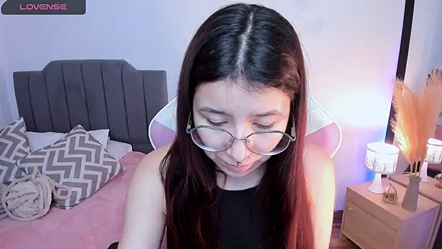 Snapshot of Amy_joones chatting on 04-28-26, 11:36 Amy joones online show from 04-28-26, 11:36