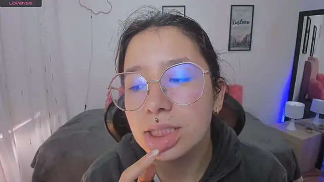 Amy joones online show from 11-10-25, 01:05