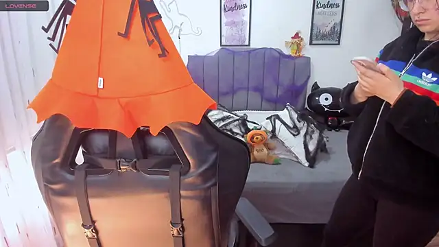 Amy joones online show from 10-25-25, 01:01