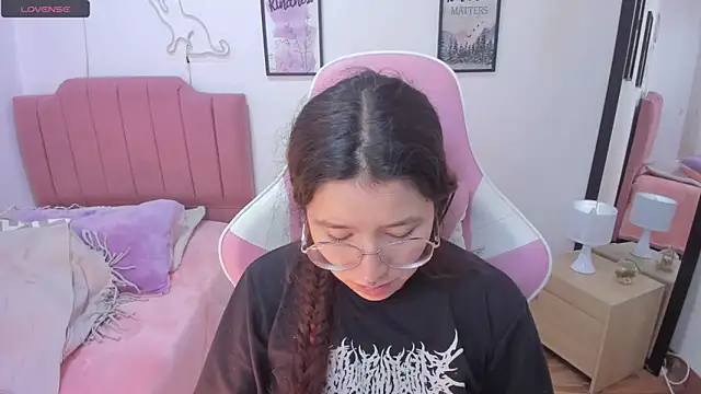 Amy joones online show from 11-21-25, 01:32