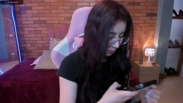 Snapshot of Amy_joones chatting on 06-10-26, 11:44 Amy joones online show from 06-10-26, 11:44