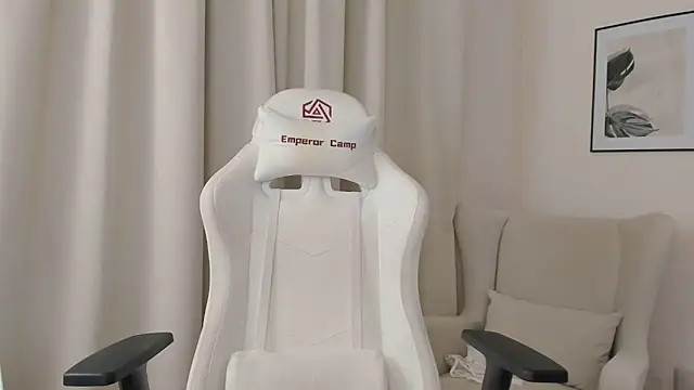 Snapshot of SuzyJamess chatting on 12-27-24, 05:20 SuzyJamess online show from 12-27-24, 05:20