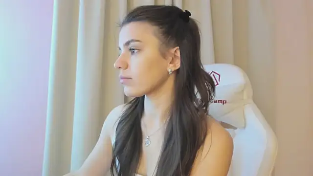 Snapshot of SuzyJamess chatting on 12-13-24, 02:10 SuzyJamess online show from 12-13-24, 02:10