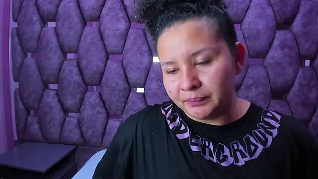 Snapshot of AlaSmith chatting on 10-12-25, 02:35 AlaSmith online show from 10-12-25, 02:35