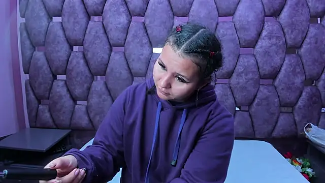 Snapshot of AlaSmith chatting on 11-12-25, 02:15 AlaSmith online show from 11-12-25, 02:15