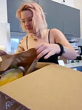 Snapshot of LaskaLeRoomba chatting on 03-22-25, 11:42 LaskaLeRoomba online show from 03-22-25, 11:42