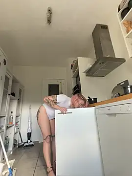 Snapshot of LaskaLeRoomba chatting on 10-06-25, 10:16 LaskaLeRoomba online show from 10-06-25, 10:16