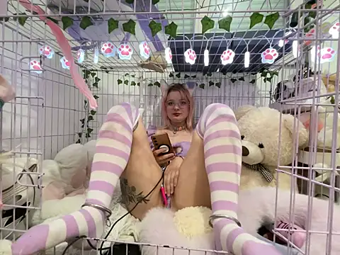 Snapshot of LaskaLeRoomba chatting on 10-20-25, 05:02 LaskaLeRoomba online show from 10-20-25, 05:02