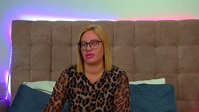 MariaNeumann online show from 10-22-25, 06:24