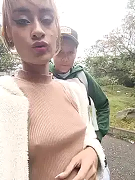 Snapshot of Rob_and_lizzy chatting on 02-05-25, 01:00 Rob and lizzy online show from 02-05-25, 01:00