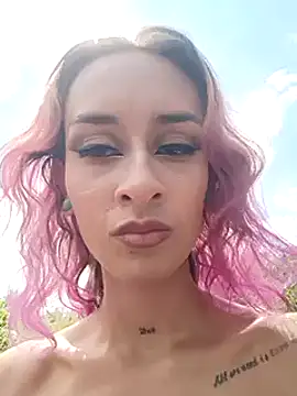 Snapshot of Rob_and_lizzy chatting on 01-10-25, 06:28 Rob and lizzy online show from 01-10-25, 06:28