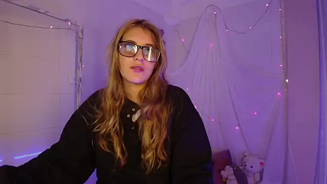 Giia paiige18 online show from 10-31-25, 03:03