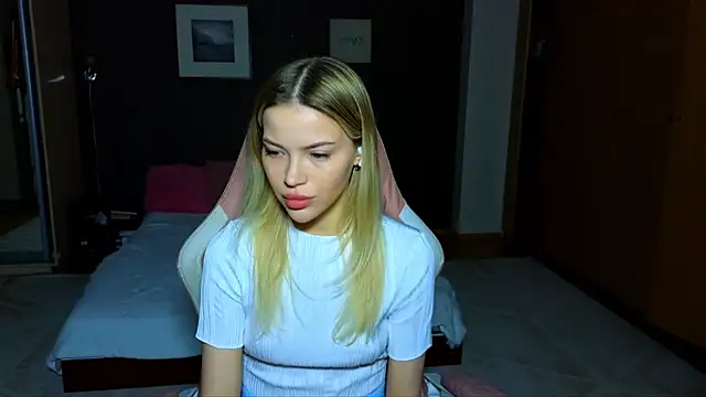 Snapshot of EmmyMills chatting on 02-16-25, 10:22 EmmyMills online show from 02-16-25, 10:22