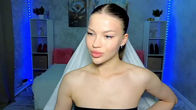 Snapshot of EmmyMills chatting on 06-15-26, 06:18 EmmyMills online show from 06-15-26, 06:18